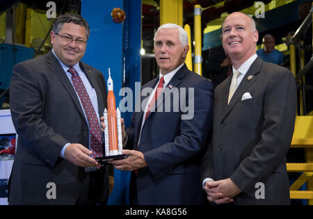 United States Vice President Mike Pence, Mitte, wird mit einem SLS Rakete Modell durch die NASA Marshall Space Flight Center Director Todd Mai vorgelegt, Links, wie US-Vertreter Robert Aderholt (Republikaner von Alabama) schaut auf außerhalb des Raumes starten System (SLS) strukturelle Prüfstand, Montag, Sept. 25, 2017 bei der NASA Marshall Space Flight Center in Huntsville, Alabama. Der stellvertretende Präsident besuchte das Space Center test Hardware für die NASA Space Launch System, Amerikas neue Deep space Rocket zum Ansehen und die Crew an Bord der Internationalen Raumstation zu nennen. Obligatorische Credit: Bill Ingalls/NASA über Stockfoto