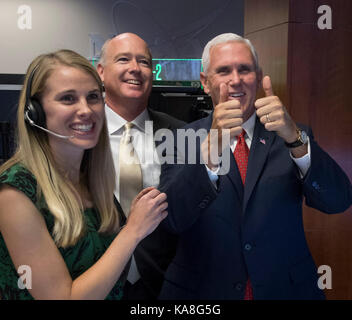 United States Vice President Mike Pence, rechts, gibt einen Daumen bis zum Kontrollraum Mannschaft, nachdem er sprach mit Expedition 53 Crew Mitglieder Joe Acaba, Randy Bresnik, und Mark Vande Hei an Bord der Internationalen Raumstation, während die US-Vertreter Robert Aderholt (Republikaner für Alabama), Mitte und Marshall Space Flight Center International Space Station Nutzlast Communications Manager Jessica Duckworth auf, Montag, Sept. 25, 2017, im Payload Operations Integration Center (POIC) der NASA Marshall Space Flight Center in Huntsville, Alabama. Der Vizepräsident besucht den Raum cent Stockfoto