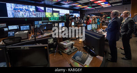 United States Vice President Mike Pence, Links, und US-Vertreter Robert Aderholt (Republikaner für Alabama) sprechen mit Expedition 53 Crew Mitglieder Joe Acaba, Randy Bresnik, und Mark Vande Hei der Internationalen Raumstation von der Nutzlast Operationen Integration Center (POIC) der NASA Marshall Space Flight Center, Montag, Sept. 25, in Huntsville, Alabama 2017 an Bord. Der stellvertretende Präsident besuchte das Space Center test Hardware für die NASA Space Launch System, Amerikas neue Deep space Rocket zum Ansehen und die Crew an Bord der Internationalen Raumstation zu nennen. Obligatorische Credit: Bill Ingalls/ Stockfoto
