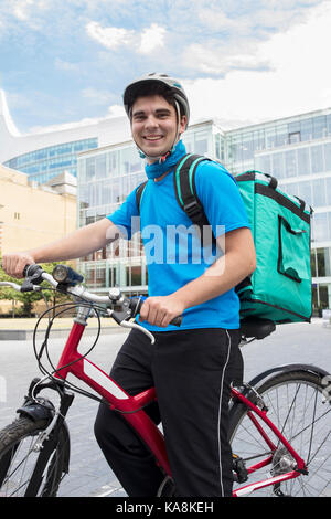 Portrait von Kurier auf dem Fahrrad Lieferung von Nahrung in der Stadt Stockfoto
