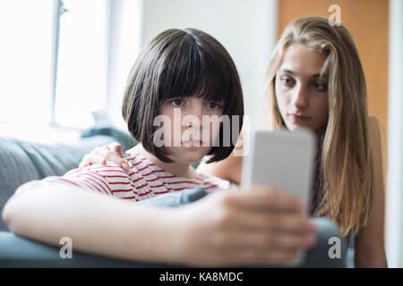 Teenager-Mädchen mit Freund per SMS gemobbt Stockfoto
