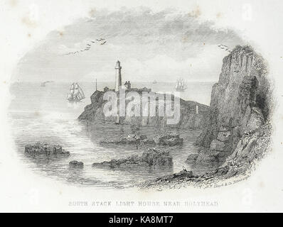 Ein Foto des *South Stack Lighthouse* in der Nähe von *Holyhead*, Wales. Der Leuchtturm ist ein ikonisches Küstengebäude, das Schiffe entlang der zerklüfteten walisischen Küste führt. Stockfoto