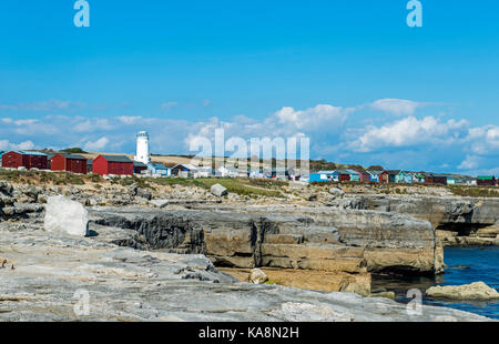 Beach Cabins und alten Leuchtturm auf Portland Bill Dorset Stockfoto