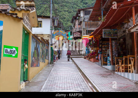 Straße in Machu Picchu Pueblo (Aguas Calientes). Peru. Stockfoto