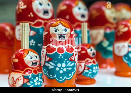 Museum des Kommunismus, Prag, Tschechische Republik, Angry Souvenir russische Puppen, Angry matryoshka Stockfoto