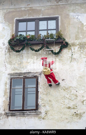 Santa Klettern bis zu einem Fenster Stockfoto