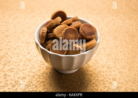 Foto der indischen Fried Bhakarwadi Tea Time Snack auch bekannt als bakarwadi, bakarvadi, bakar Vadi, bakar Wadi oder frühlingsrolle ist ein traditionelles würzig Stockfoto