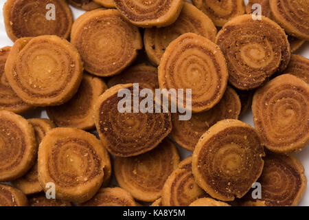 Foto der indischen Fried Bhakarwadi Tea Time Snack auch bekannt als bakarwadi, bakarvadi, bakar Vadi, bakar Wadi oder frühlingsrolle ist ein traditionelles würzig Stockfoto