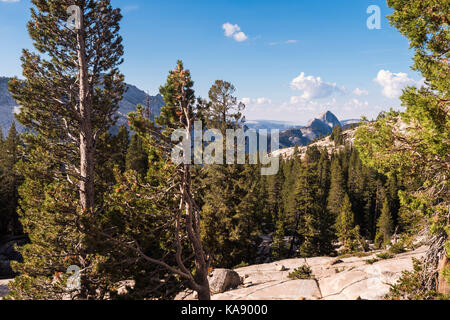 Eine Ansicht aus Olmsted Point in Richtung Half Dome, Yosemite National Park, Kalifornien, USA Stockfoto