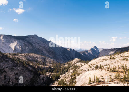 Eine Ansicht aus Olmsted Point in Richtung Half Dome, Yosemite National Park, Kalifornien, USA Stockfoto