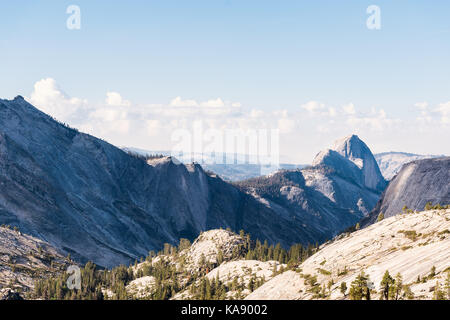 Eine Ansicht aus Olmsted Point in Richtung Half Dome, Yosemite National Park, Kalifornien, USA Stockfoto