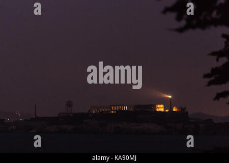 Alcatraz in der Nacht, als von Fort Mason, San Francisco gesehen, auf der der älteste Leuchtturm an der Westküste der Vereinigten Staaten Stockfoto