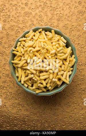 Foto der Sev Namkeen Food Collection Aloo Sev auch bekannt als namkin und nimco Eine beliebte scharfe herzhaften Snack aus Kartoffelpüree, kichererbse Flo Stockfoto