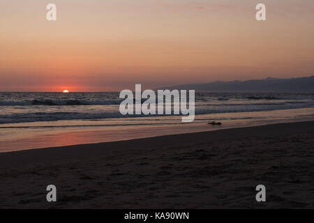 Sonnenuntergang am Venice Beach, Los Angeles, mit Blick auf den Pazifischen Ozean Stockfoto