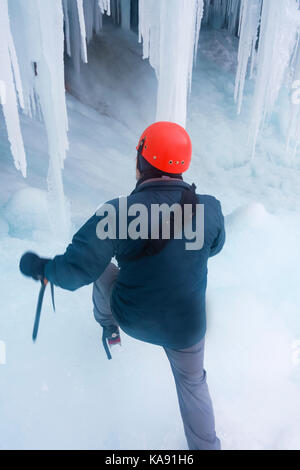 Mann in Klettern an gefrorenen Wasserfall Pericnik in Vrata Tal, julischen Alpen. Stockfoto