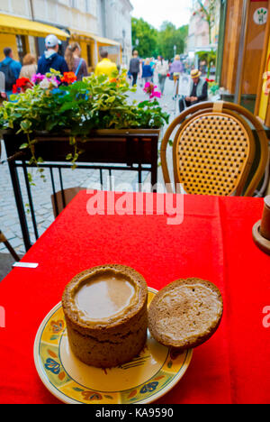 Pilzsuppe, im Inneren dunkles Roggenbrot Schüssel, Restaurant, Pilies gatve, Altstadt, Vilnius, Litauen Stockfoto