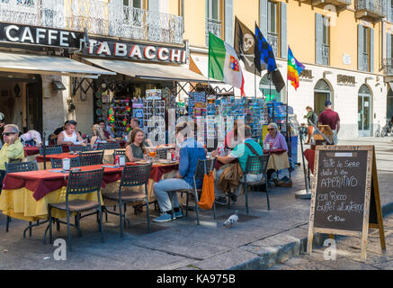 Aperitivo unterzeichnen und Touristen in Como, Italien Stockfoto