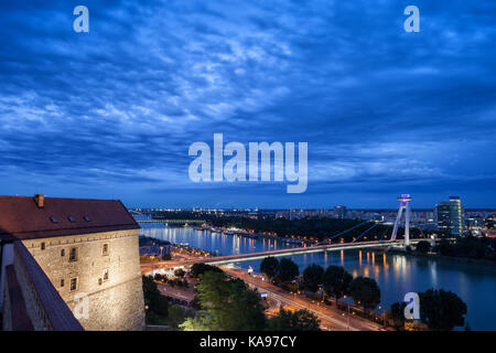 Die Slowakei, Bratislava, Hauptstadt abend Stadtbild mit Donau und die meisten SNP - Neue Brücke Stockfoto