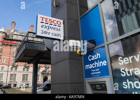 Tesco Express Geldautomat, Liverpool, Großbritannien Stockfoto
