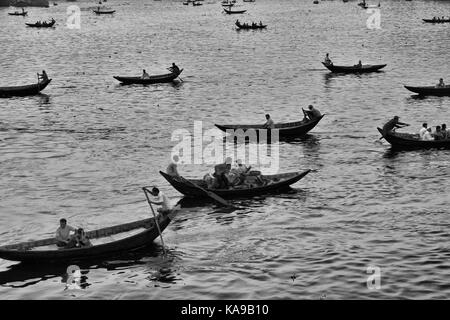 Boote Überführung von Menschen und Gütern in Fluss Buriganga, Dhaka. Stockfoto