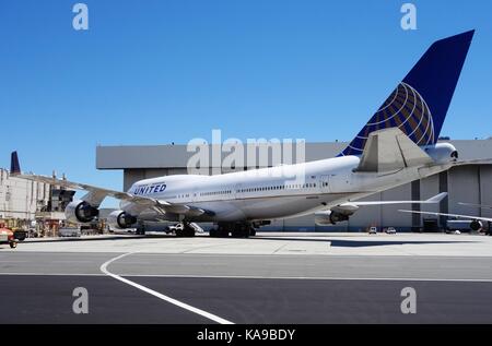 Ein Flugzeug von Boeing 747-400 United Airlines (UA) am Flughafen San Francisco International (SFO). United wird alle ihre Boeing 747 Jumbo Jets in den Ruhestand Stockfoto