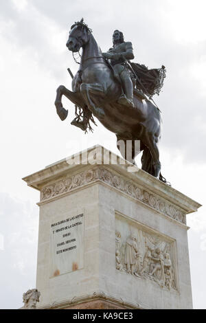 Denkmal für Philipp IV. von Spanien vor dem Königlichen Palast - Madrid Stockfoto