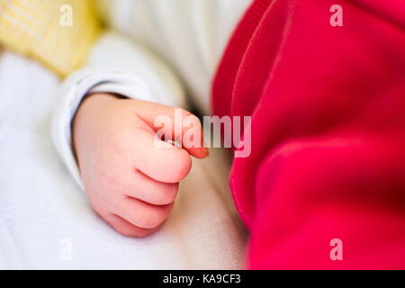 Zwei Monate Baby Mädchen kleine Hand Nahaufnahme Stockfoto