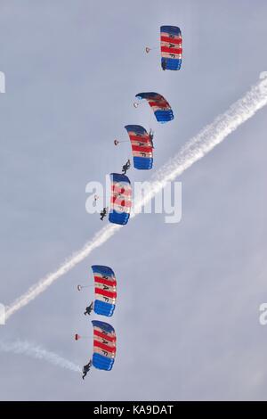 Die RAF Falken Fallschirm Display Team durchführen an Duxford die Schlacht um England Air Show 2017 Stockfoto