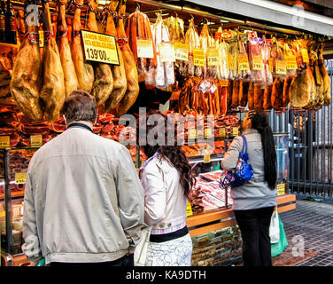 Marktstand verkaufen Fleisch in Markt La Boqueria, Las Ramblas, Barcelona, Spanien Stockfoto