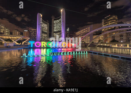 Toronto City Hall und Toronto Zeichen in der Innenstadt bei Nacht, in Toronto, Ontario, Kanada Stockfoto