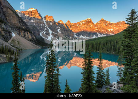 Sonnenaufgang über Moraine Lake mit der Reflexion auf die Berge, Banff National Park, Alberta, Kanada. Stockfoto