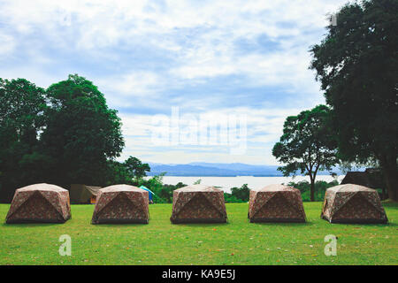 Camping in der Natur im Urlaub Huay Mae Kamin Kanchanaburi, Thailand. Stockfoto