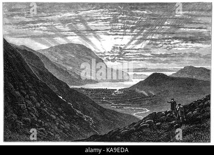 1870: Wanderer genießen den Sonnenuntergang über Ennerdale aus Schal Lücke, den Lake District, Cumbria, England Stockfoto