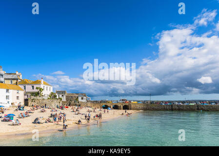 St Ives - Urlauber entspannen auf St Ives Harbour Beach Cornwall. Stockfoto