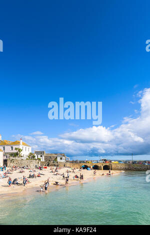 St Ives - Urlauber entspannen auf St Ives Harbour Beach Cornwall. Stockfoto