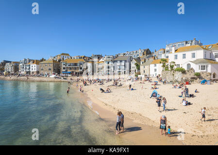 St Ives - Urlauber entspannen auf St Ives Harbour Beach Cornwall. Stockfoto