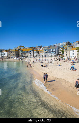 St Ives - Urlauber entspannen auf St Ives Harbour Beach Cornwall. Stockfoto