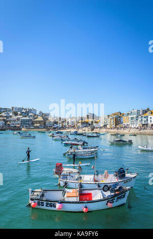 St Ives - verschiedene Boote und Schlauchboote bei Flut in St Ives Cornwall Hafen vertäut. Stockfoto