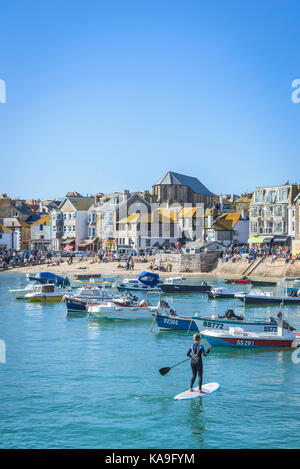 St Ives - verschiedene Boote und Schlauchboote bei Flut in St Ives Cornwall Hafen vertäut. Stockfoto