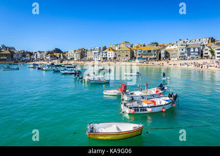 St Ives - verschiedene Boote und Schlauchboote bei Flut in St Ives Cornwall Hafen vertäut. Stockfoto