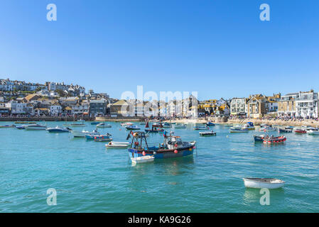 St Ives - verschiedene Boote und Schlauchboote bei Flut in St Ives in Cornwall Hafen vertäut. Stockfoto