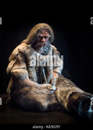 Berlin. Deutschland. Modell der späten Steinzeit Mann (Jungpaläolithikum) Ca. 30.000 v. Chr., mit der Venus von Dolní Věstonice, Museum für Vor- und Frühgeschichte, Stockfoto