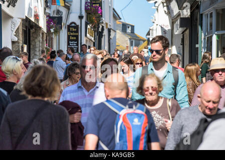 St Ives - eine geschäftige Straße Szene in der malerischen Innenstadt von St Ives in Cornwall. Stockfoto