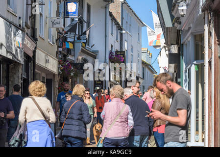 St Ives - eine geschäftige Straße Szene in der malerischen Innenstadt von St Ives in Cornwall. Stockfoto