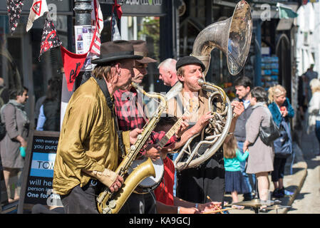 Straßenkünstler - die Straßenkünstler und Gaukler swervy Welt spielen im Zentrum von St Ives in Cornwall. Stockfoto