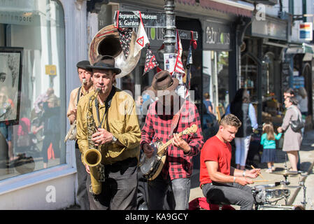 Straßenkünstler - die Straßenkünstler und Gaukler Swervy Welt spielen im Zentrum von St Ives in Cornwall. Stockfoto