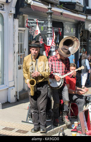 Straßenkünstler - die Straßenkünstler und Gaukler Swervy Welt spielen im Zentrum von St Ives in Cornwall. Stockfoto