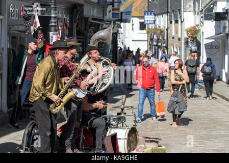 Straßenkünstler - die Straßenkünstler und Gaukler Swervy Welt spielen im Zentrum von St Ives in Cornwall. Stockfoto