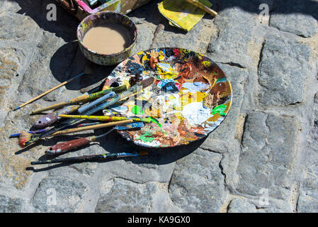 Acrylfarbe - eine Platte als Künstler Palette im Außenbereich eingesetzt. Stockfoto