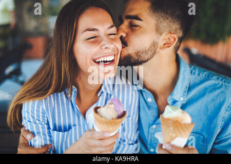 Glückliches Paar in Datum und Eis essen Stockfoto